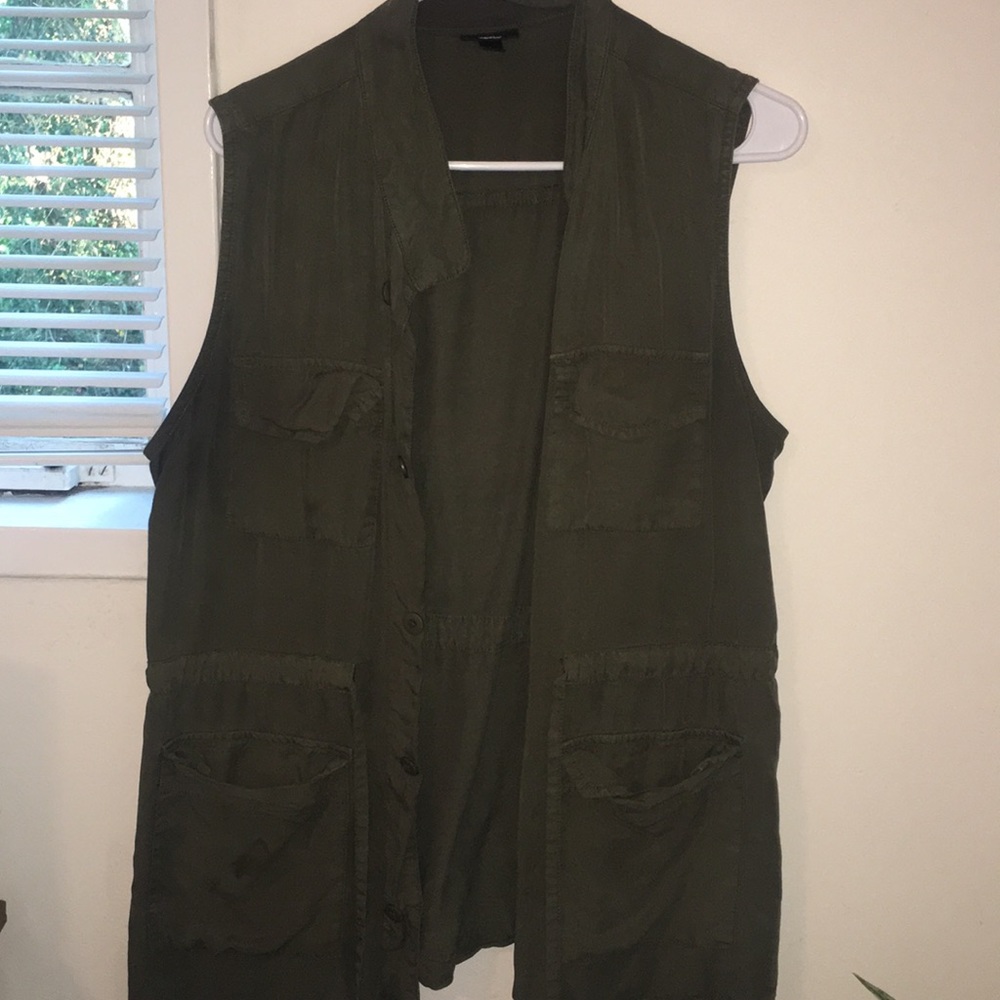 Green sleeveless vest with pockets size L